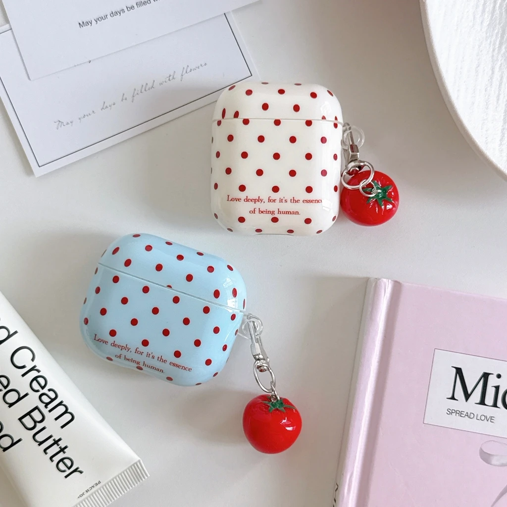 Modische Retro-Kopfhörerschutzhülle mit rotem Polka-Dot-Muster und dreidimensionalem rotem Tomaten-Anhänger für AirPods 1 2 3 4 5 Pro2 Pro3