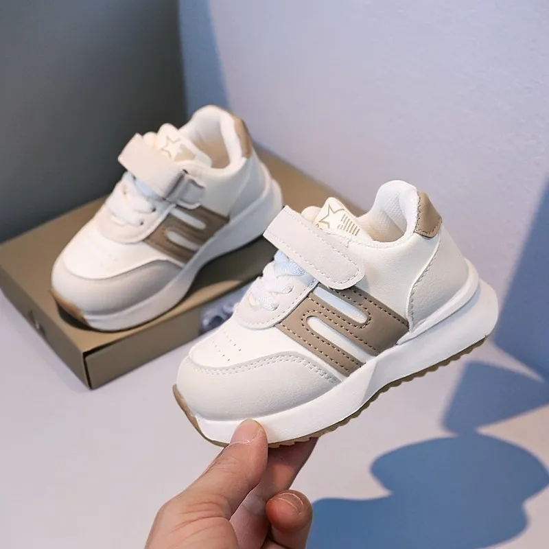 四季子供用スニーカーブラウンレザーファッション軽量男の子女の子ボードシューズ2-6歳子供ベビーカジュアルシューズ