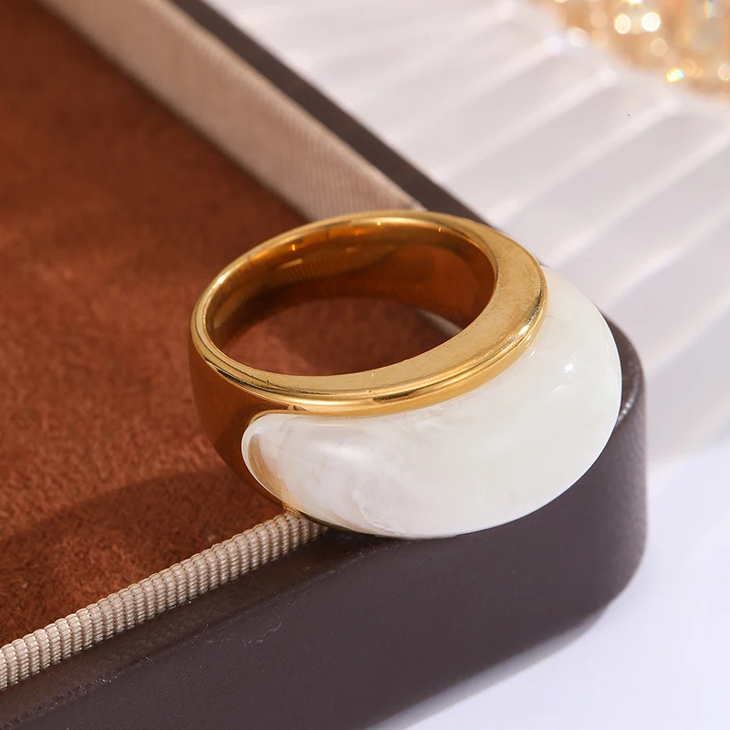 Letdiffery Retro Tortoiseshell Resin Ring for Women Stainless Steel Wide Band Imitation Amber Statement Finger Ring Vintage Gift
