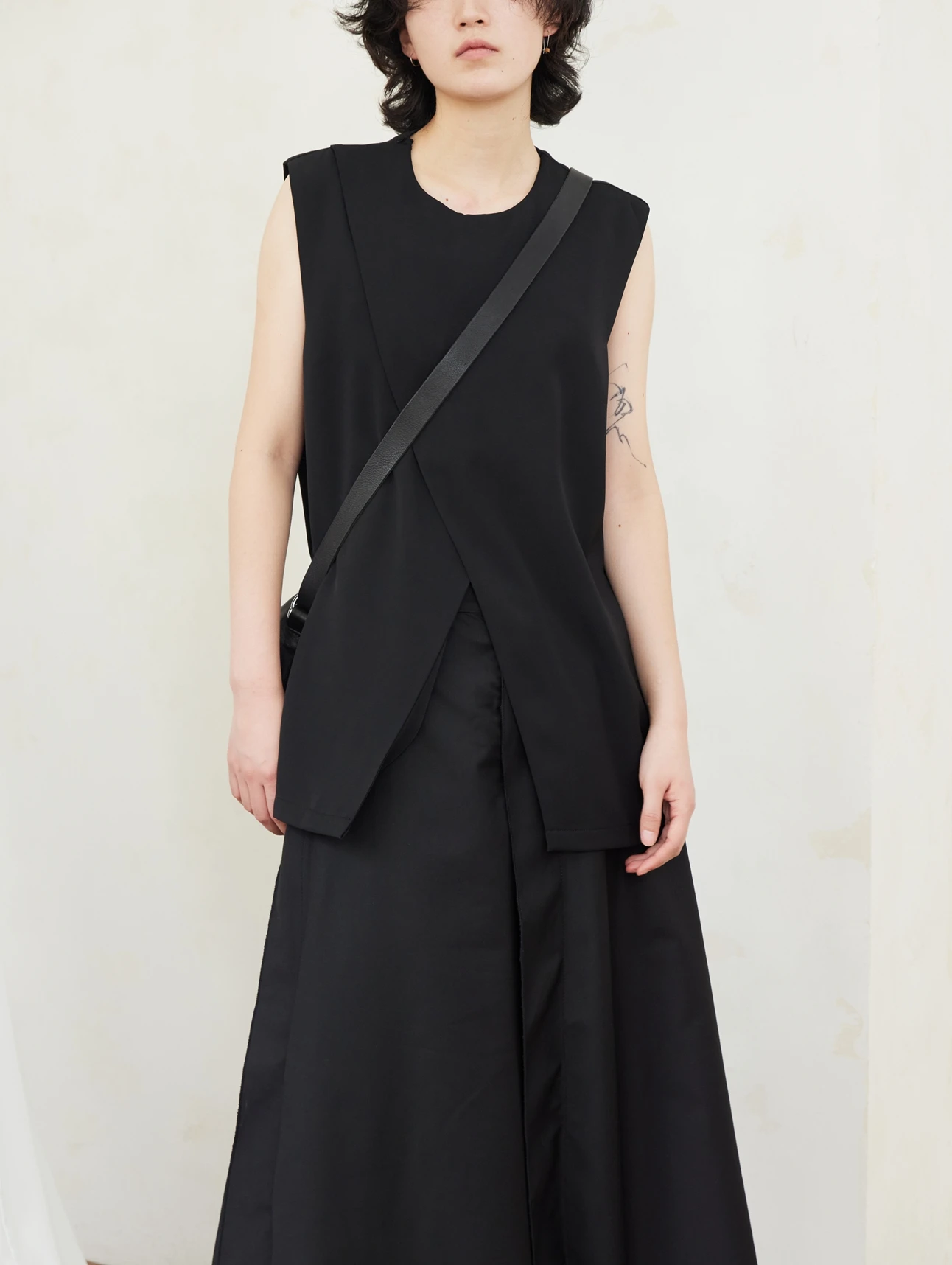 

Sunyvonne 23SS Loose Sleeveless Suit Jacket with Slit Design Original round Neck One Button Closure Pure Color Summer Fashion