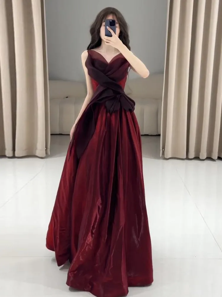 

A wine-red satin toasting banquet strapless niche design dress