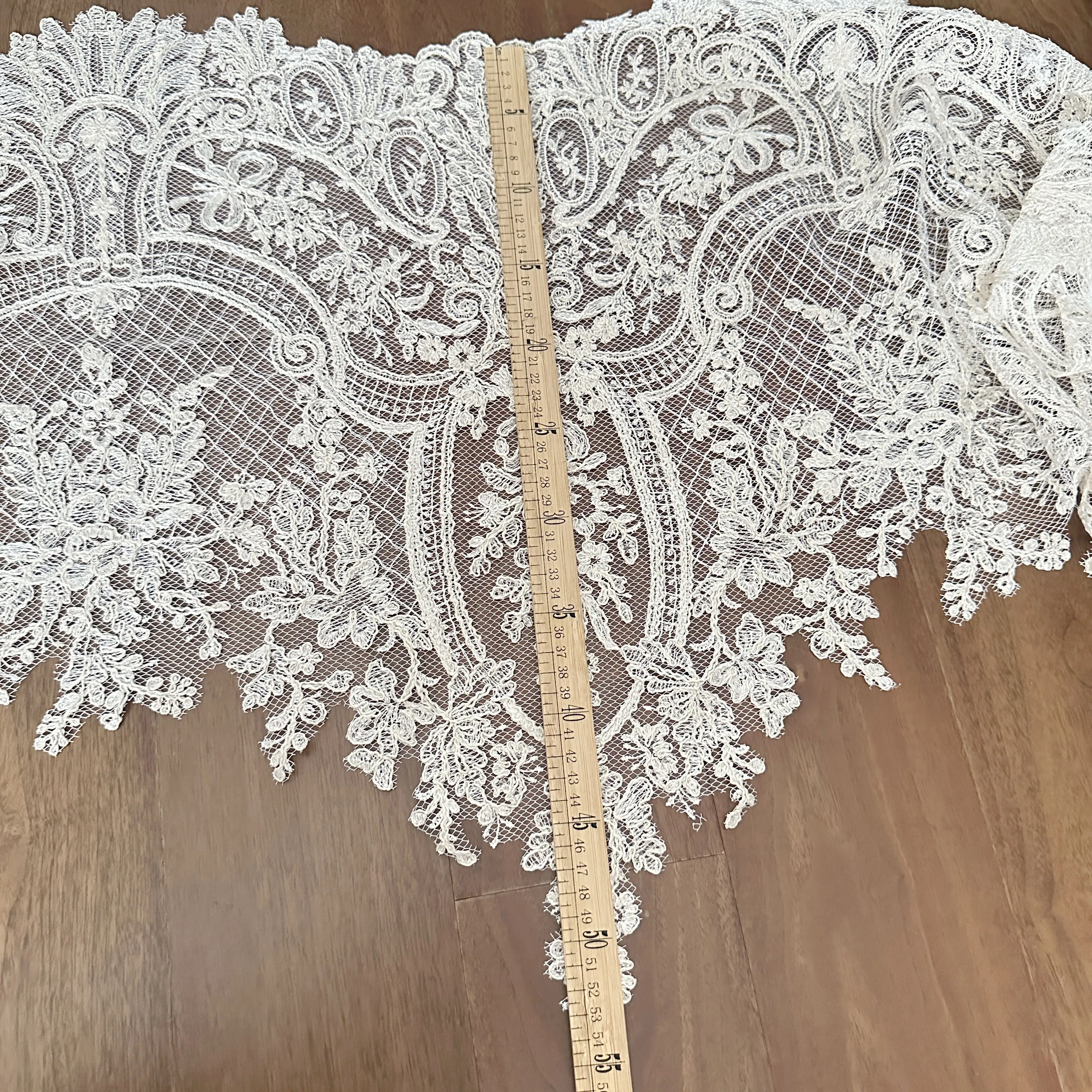 1 Yard Spitzenborte im Vintage-Stil in Champagnergold, Stoffborte für Brautschleier als Meterware – Detail 2