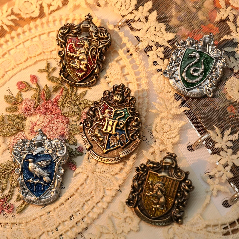 

Hogwarts Metal Brooch Harry Potter Movie Peripherals Gryffindor Slytherin Badge Wizard Decoration Party Gift for Children