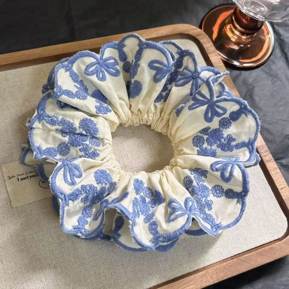 ยางมัดผมลูกไม้รูปดอกไม้สุดหรู โบว์สีฟ้าปักลาย ยางมัดผมขนาดใหญ่แบบโปร่ง ยางรัดผมแบบโอเวอร์ไซส์ สำหรับงานปาร์ตี้
