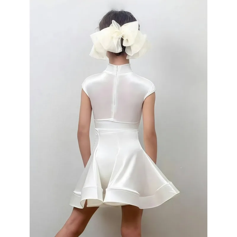 맞춤형 소녀 라틴 댄스 드레스 밝은 흰색 벨벳 하이넥 어깨 라인 소매 피쉬본 조절 경연복