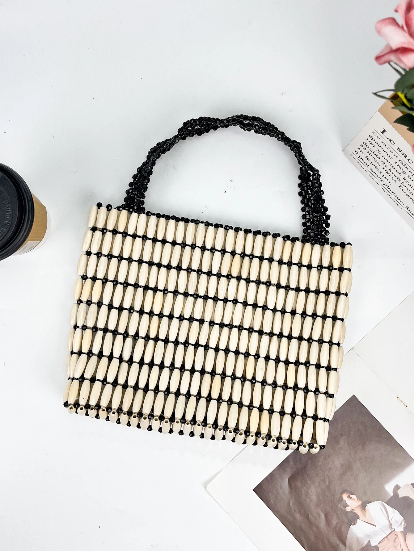 bolsa-tote-com-contas-de-borda-branca-e-preta-bolsa-de-praia-de-verao-feita-a-mao-com-contas-de-madeira-vazadas-para-ferias-com-cores-contrastantes