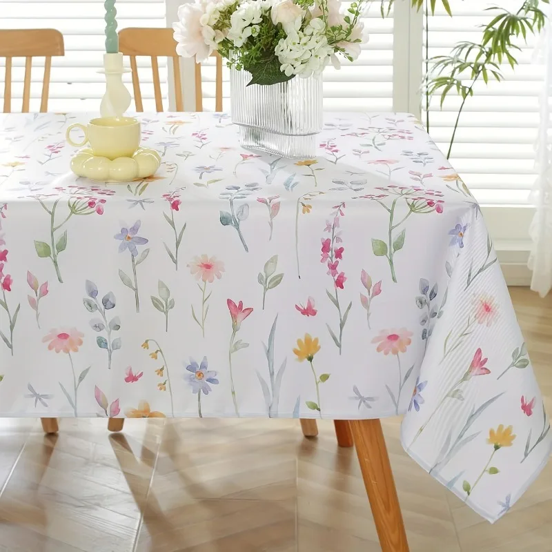 The tablecloth features small floral patterns and exudes a refreshing rural atmosphere. It is made of polyester fabric.