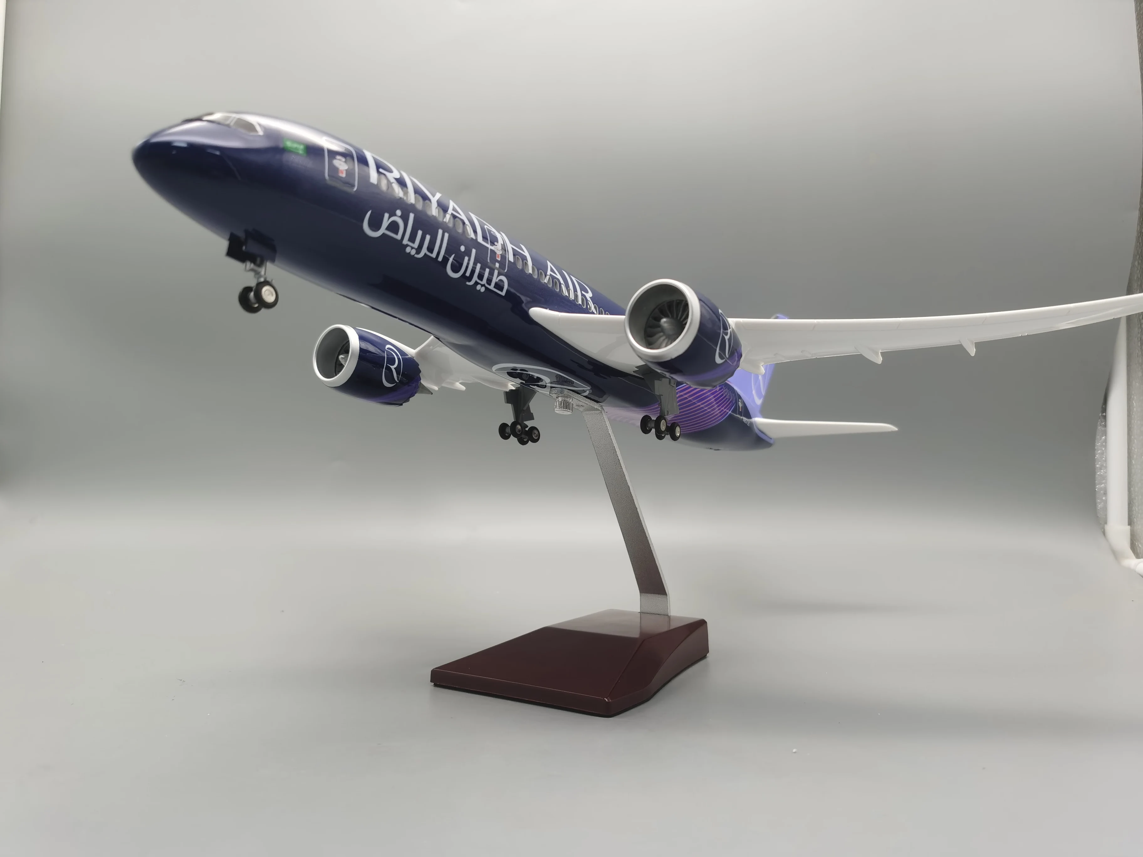 2025 جديد 1:130 مقياس 43 سنتيمتر الخطوط الجوية Riyadh B787 طيران الرياضية طائرة مع مجموعة الضوء الديكور عرض اللعب الهدايا جمع