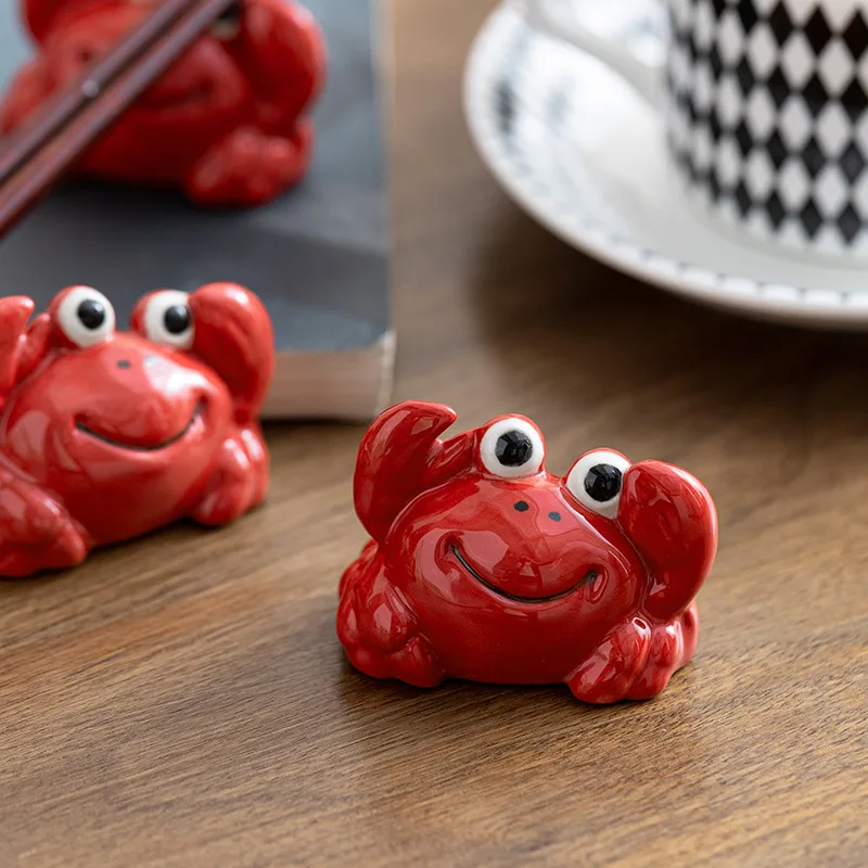 

Ceramic ornaments creative crabs have "pliers" rich penholder accessories fresh and playful crabs.