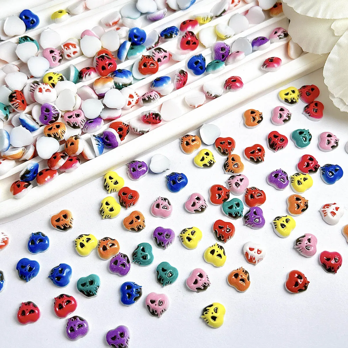 30PCS Bizarre Kreative Herz Schädel Harz Nail art Dekorationen 3D Leuchtende Bunte Tropft Shapel Schädel Nagel Charms DIY Nägel