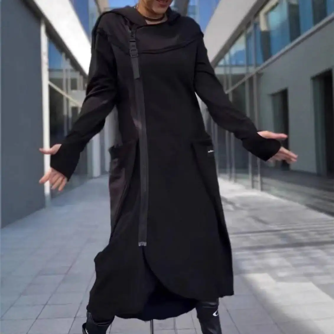 سترة طويلة غير منتظمة للنساء لخريف وشتاء 2025 بلون سادة وجيب بسحاب