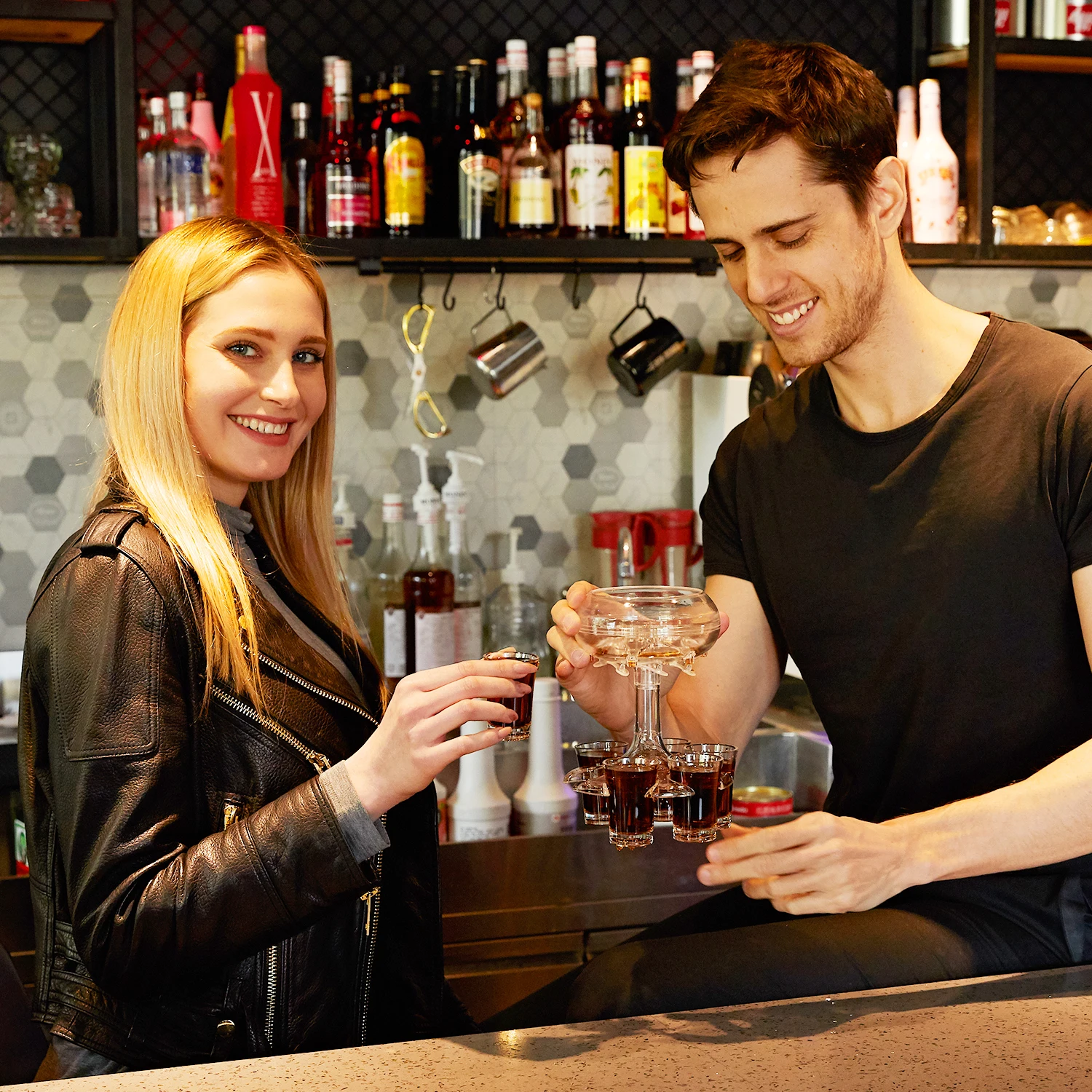 

The first generation 6-cup wine dispenser set is a party wine dispenser that can individually control the number of exports