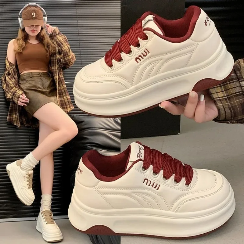 Scarpe bianche con suola spessa da donna, nuove scarpe versatili da tavolo in pan di pan di spagna autunnali 2024, scarpe sportive casual che aumentano l'altezza