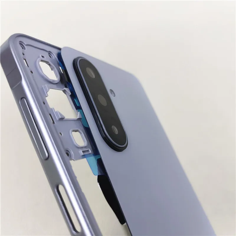 Kompletna obudowa do telefonu Samsung Galaxy A17 5G A176B: środkowa ramka + tylna obudowa z baterią, tylna klapka z otworem na obiektyw aparatu. — zdjęcie produktu 3