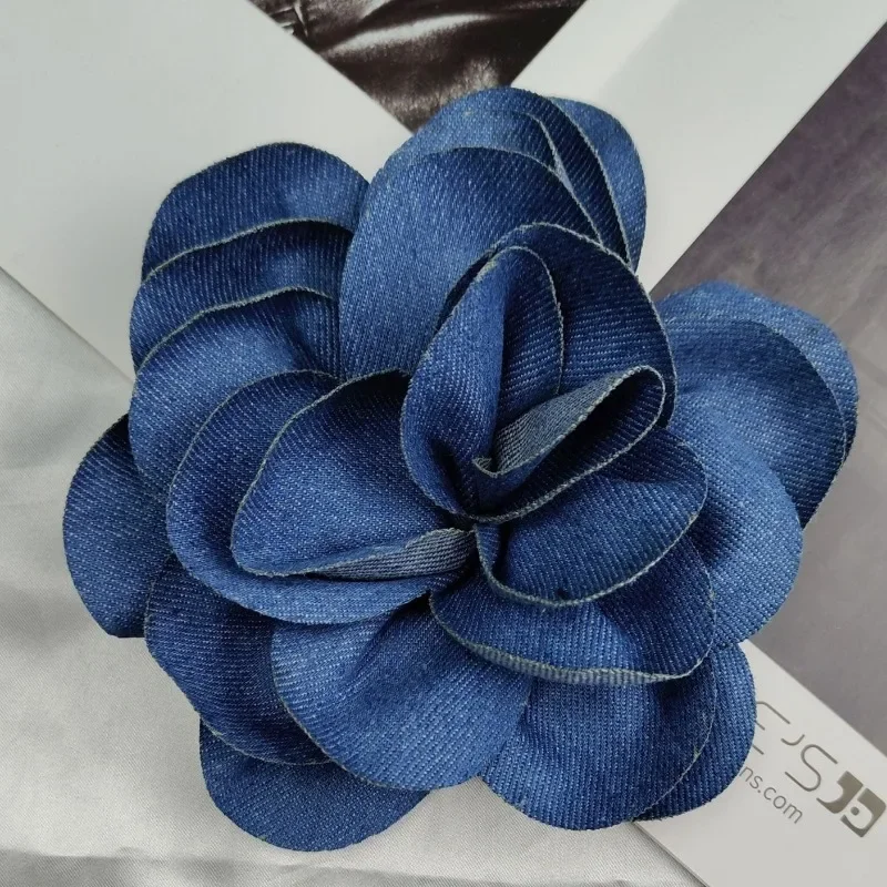 Broche à fleurs en Denim en tissu fait à la main pour femmes, broches de luxe à la mode, Corsage, Badge de fête de mariage, accessoires pour vêtements, décoration