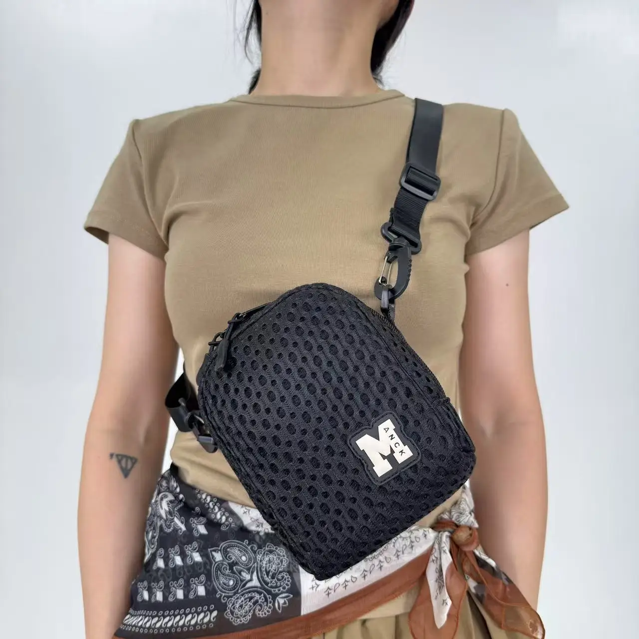 Ladies' fashionable mesh lightweight chest bag, multi pocket leisure sports running crossbody bag, leisure vacation bag