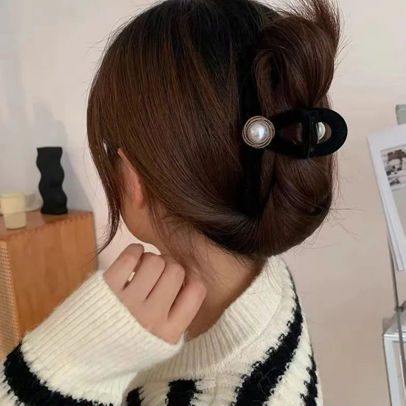 New Fashion Black Velvet Pearl Grab Clip Retro French Shark Clip Back Head Hair Clip for Women