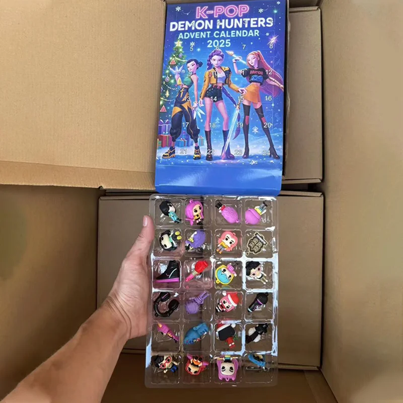 2025 العد التنازلي التقويمات Kpop شيطان الصيادين تقويم القدوم مكتب الديكور نموذج دمية جمع الأطفال هدايا عيد الميلاد