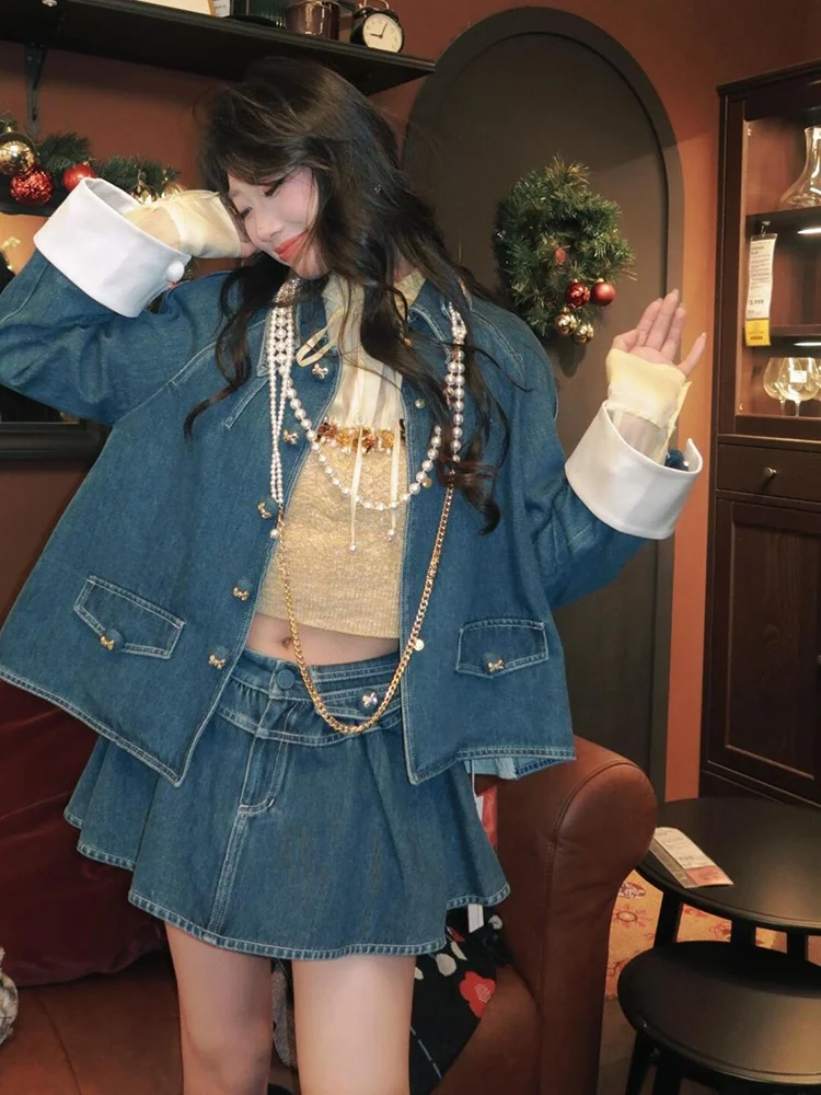 

Модный винтажный джинсовый комплект: свободная повседневная куртка и юбка миди — костюм-двойка для женщин в возрасте от двадцати девяти до тридцати лет.