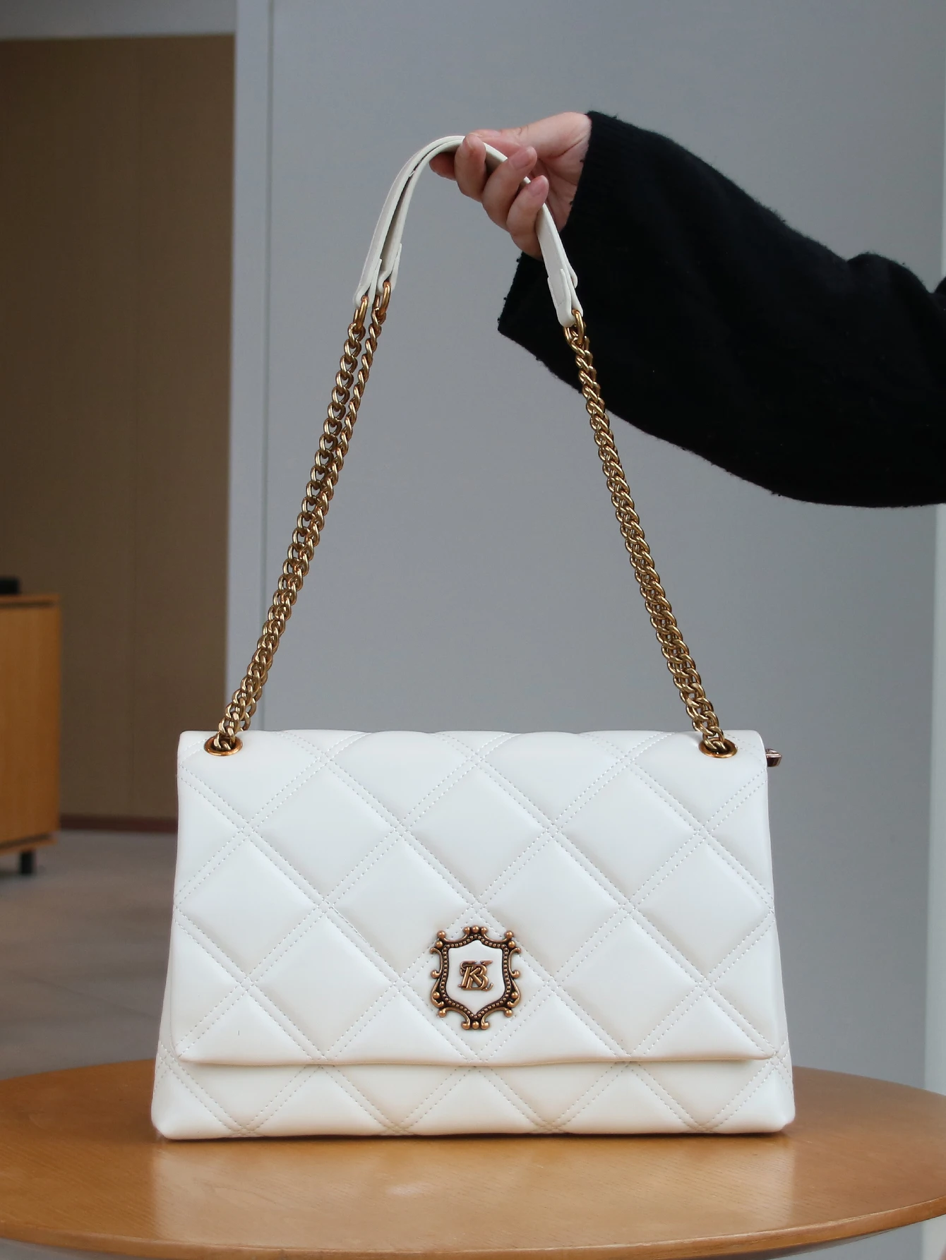 

2025 trendy fashion luxury chain handbag advanced sense rhombic embroidery line atmosphere soft leather shoulder bag simple Joke