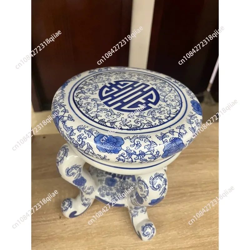 古典的な四足の青と白の磁器、アンティーク手工芸品。-花柄のパッチワークが施された装飾テーブル