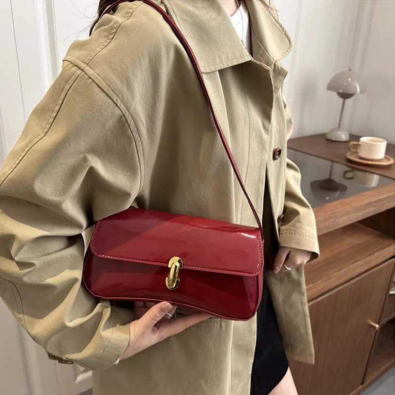 Glänzende PU-Schultertasche mit Schnalle, Damen-Unterarmtasche in Unifarbe, Elegante Vintage-Handtasche im französischen Stil für den Alltag und die Arbeit – Detail 8