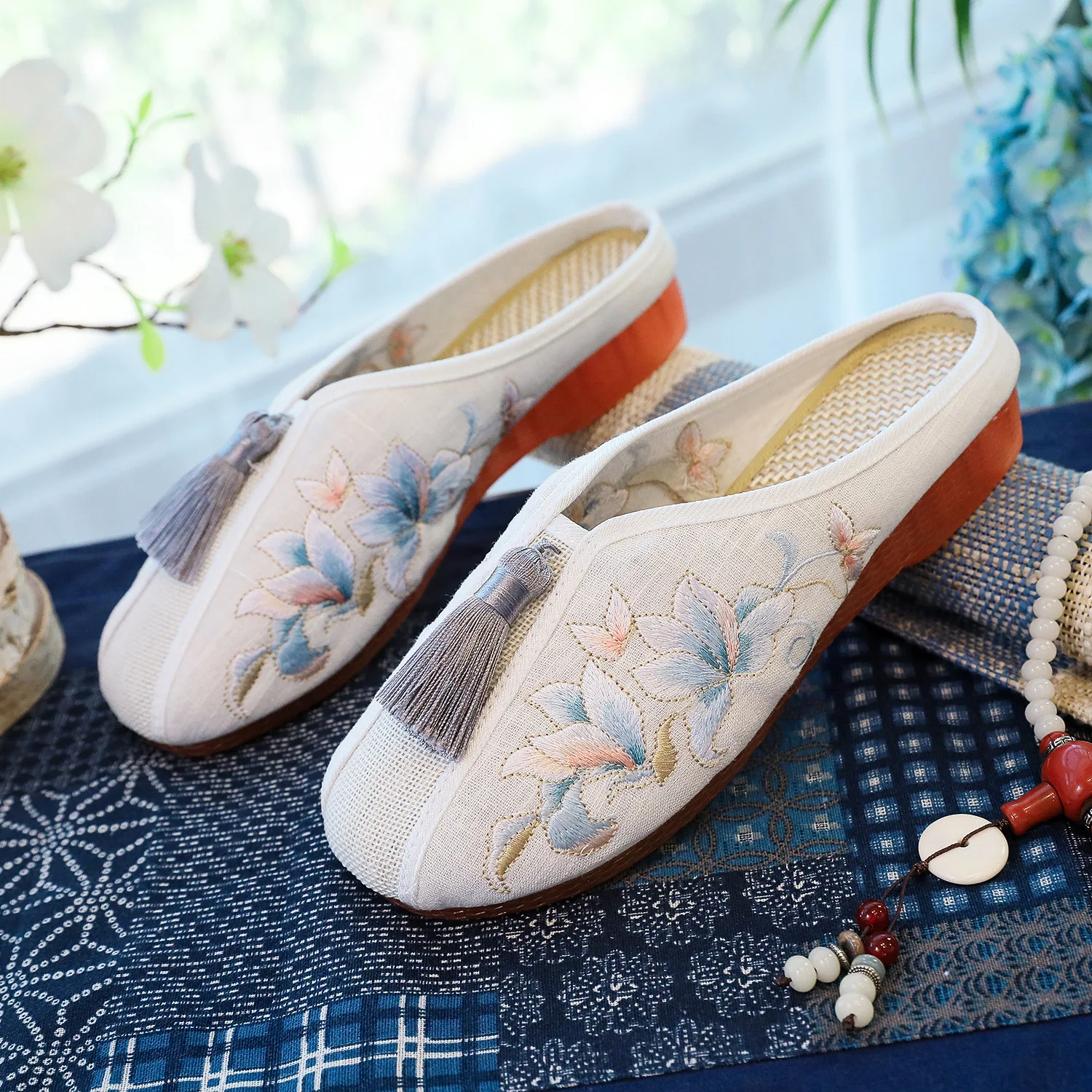 Chinese Style Flowers Embroidered Women Slippers Ladies Close Toe Leisure Comfort Flat Shoes