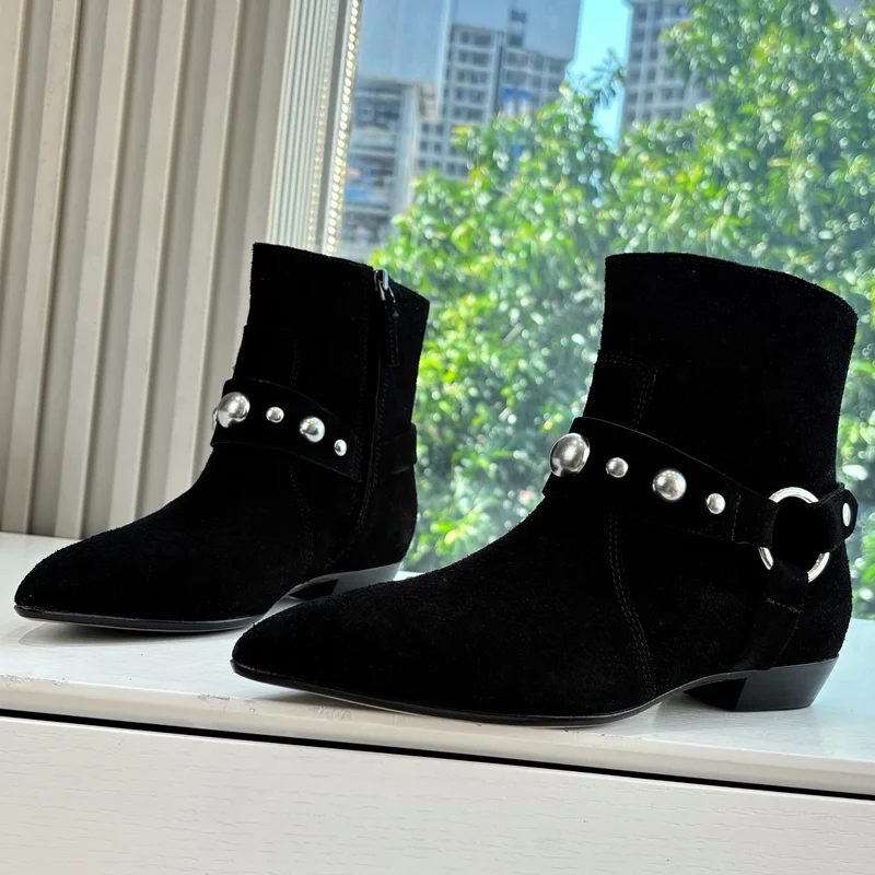 

Замшевые ботильоны с металлическими заклепками и украшением, пикантные модные женские подиумные ботинки с острым носком и квадратным каблуком