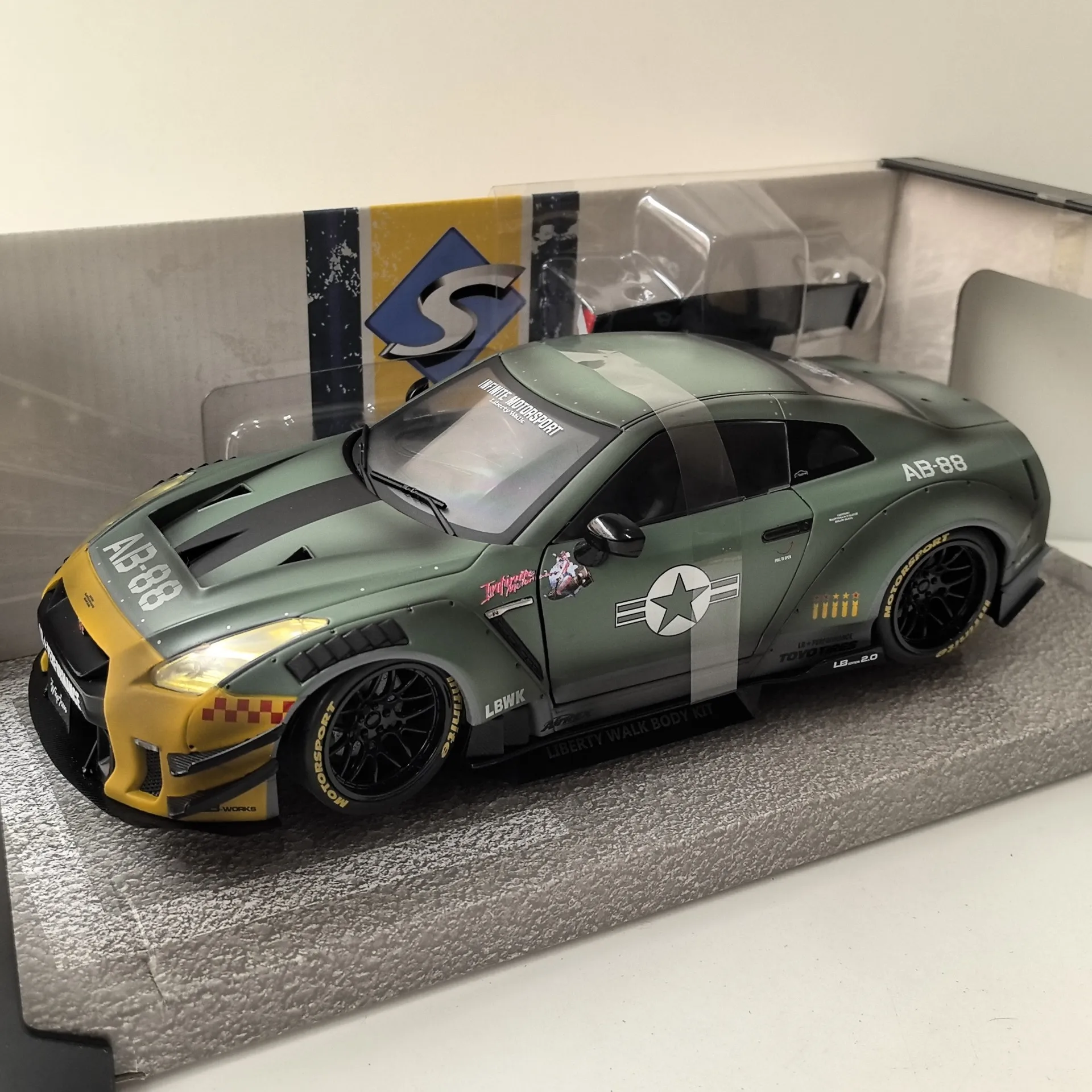 โมเดลรถไดแคสต์ SOLIDO สเกล 1/18 รุ่น GT-R R35 LB ผลิตจากโลหะผสม ของสะสม ของเล่น ของที่ระลึก ของตกแต่ง