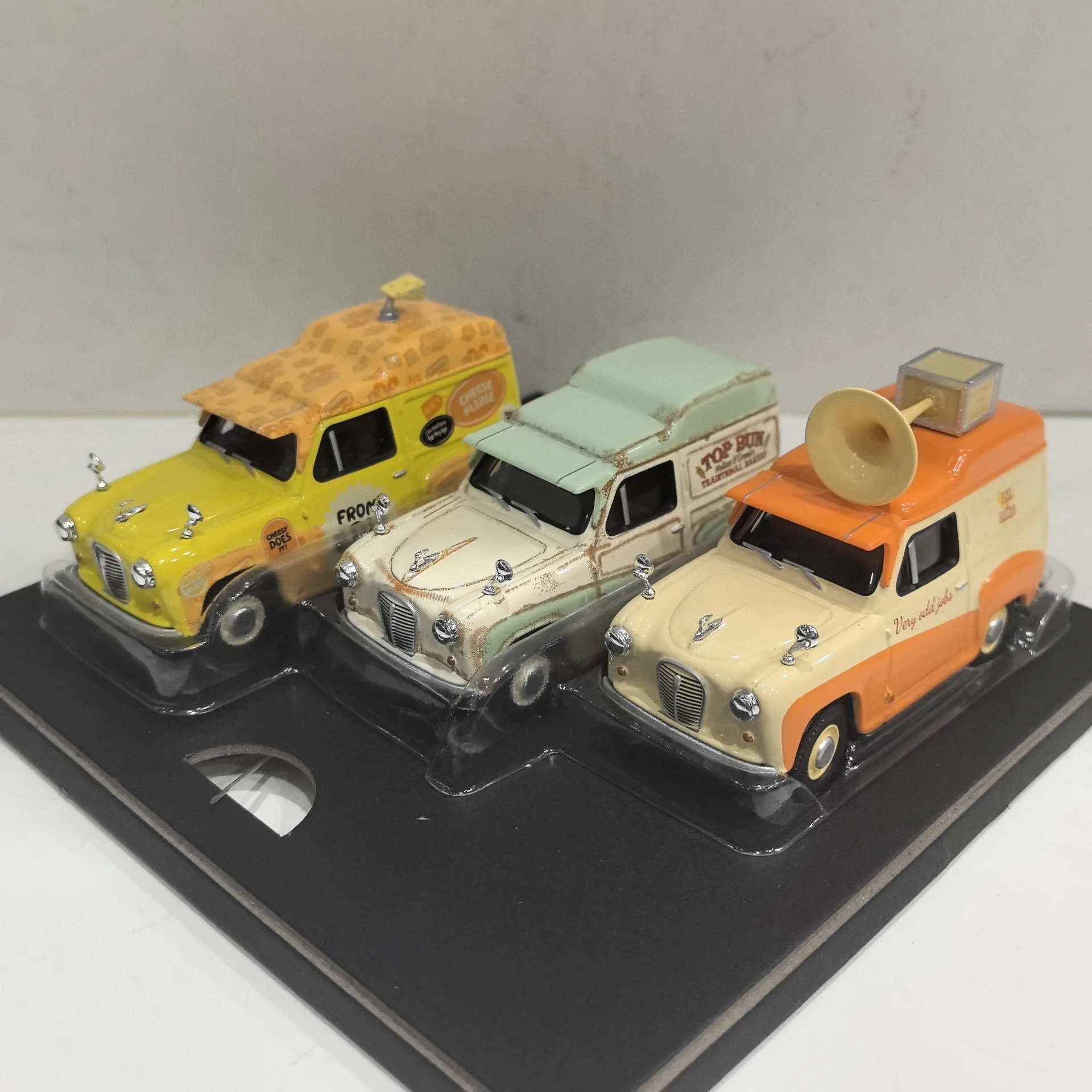 

Diecast CORGI Paparazzi 007 1/43 Scale Limited Edition Scale Alloy Car Model Collectible Toy Gift Souvenir Display Ornament