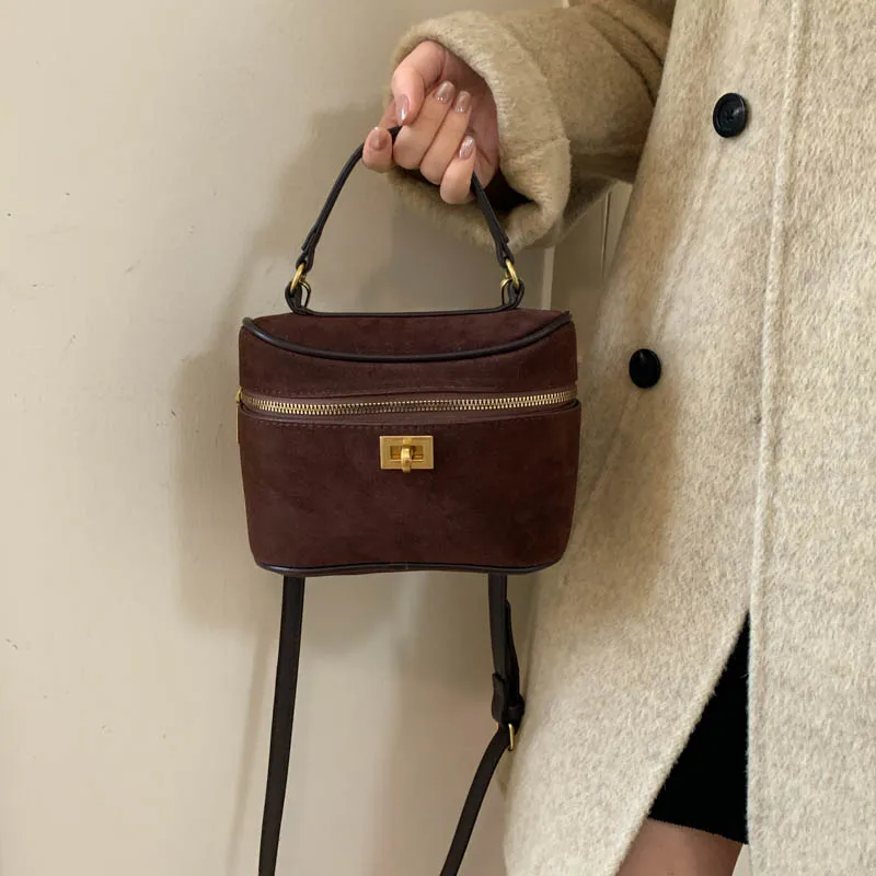 

Замшевая сумка-коробка, новинка 2025, простая маленькая квадратная сумка, высококачественная сумка на плечо, женская сумка через плечо, ручная сумка, косметичка Bolso