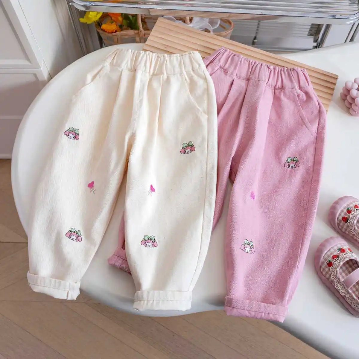 Nuevos pantalones casuales bordados de dibujos animados para niña, pantalones de edición coreana para niños a la moda y versátiles para primavera y otoño