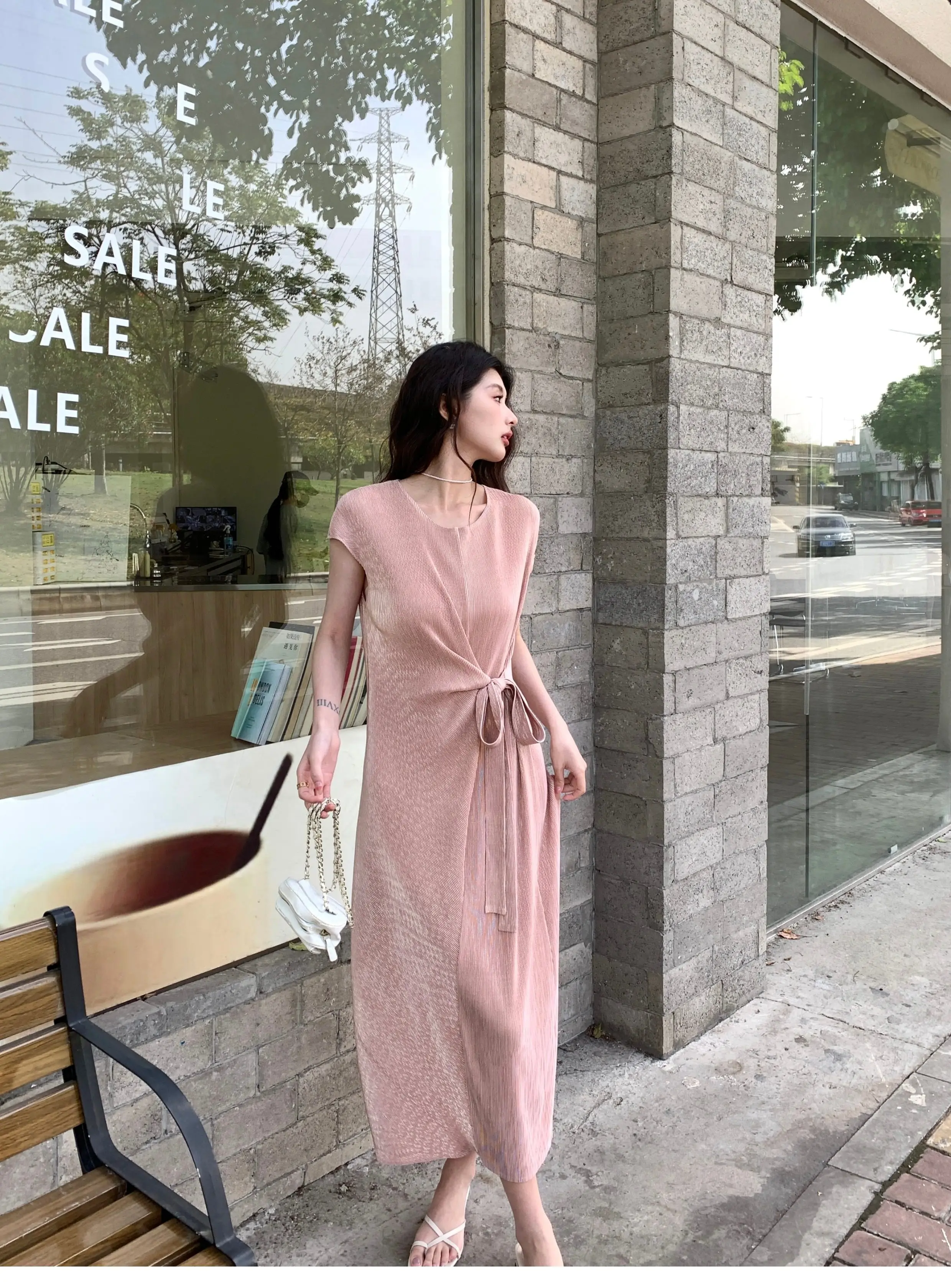 Beiges Plissee-Maxikleid mit Taillenbund, Kurzen Ärmeln, Weichem Stoff, Fließender Silhouette, Elegant, Lässig, für den Täglichen Gebrauch, 2025 Trendy Chic – Detail 7