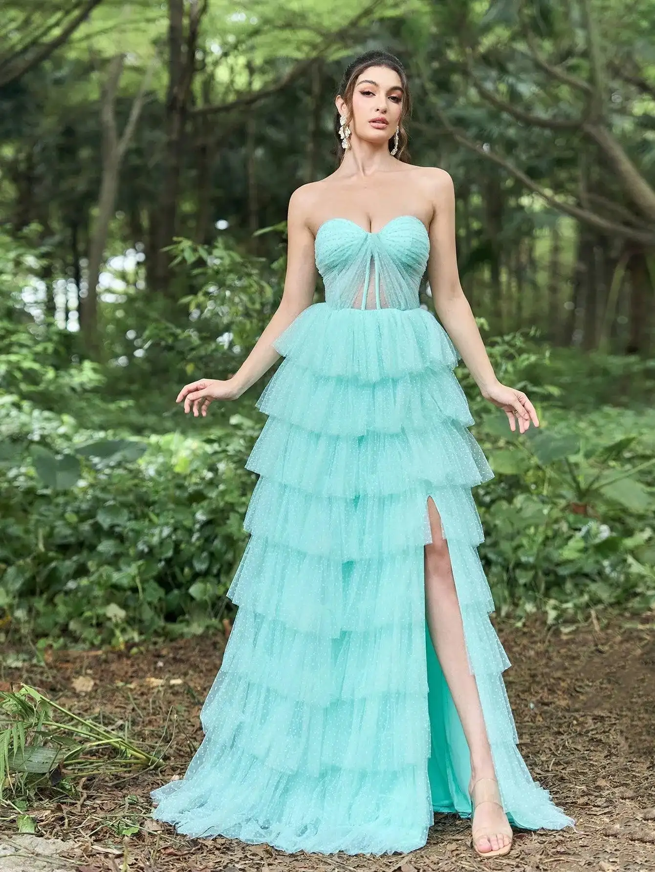 Elegantes, gerüschtes Bustier-Schlauchkleid mit geteilten Rüschen und mehrlagigem Saum