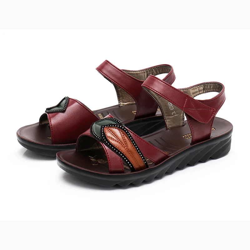 Sandali da donna Sandali piatti comodi casual da donna in vera pelle estiva Scarpe da spiaggia con fondo morbido femminile Scarpe da madre di grandi