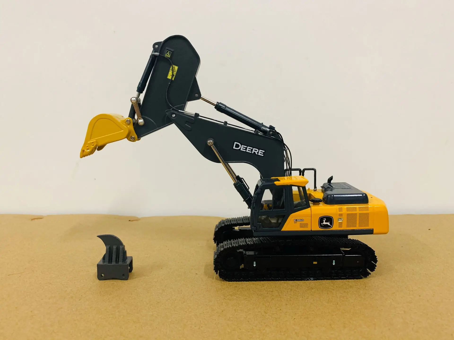 E360 Rock Arm Excavator/Hammer 1/50 Scale Diecast/Resin Model