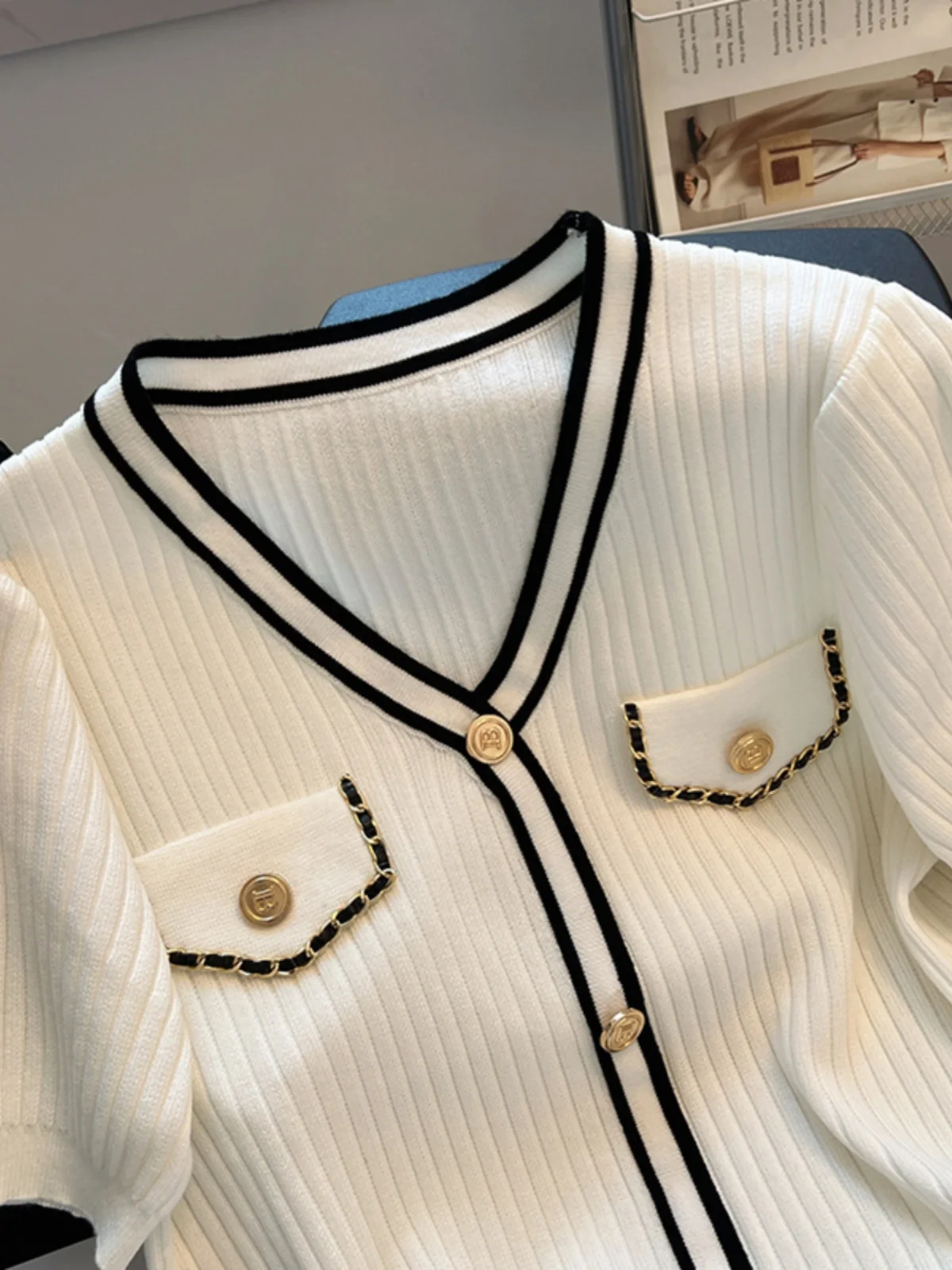 เสื้อถักไหมพรมคอวีลายทางสีสันสดใสสำหรับฤดูร้อน แฟชั่นลำลองทรงเข้ารูปสำหรับผู้หญิง พร้อมดีเทลกระดุม