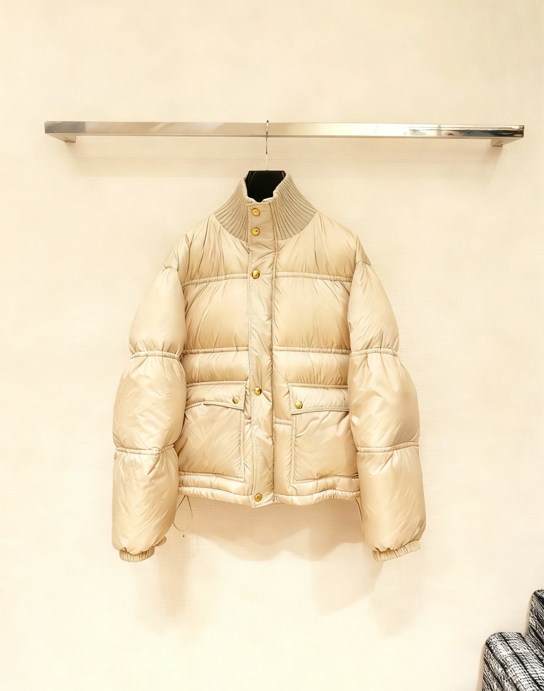 سترة نسائية محبوكة عتيقة عالية الجودة لخريف وشتاء 2025 مع ياقة واقفة وحشوة أوزة #1