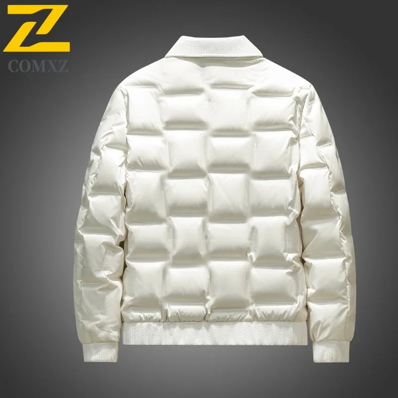 سترة COMXZ سميكة للغاية للزوجين ملابس خارجية شتوية للشباب مقاومة للبرد وغطاء للرأس قابل للفصل معطف لامع حراري أبيض مبطن للأسفل 2025