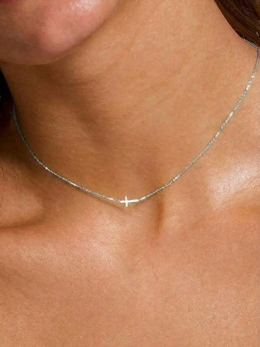 Collar ajustable de plata con delicado colgante de cruz: elegante, versátil, perfecto para el uso diario.