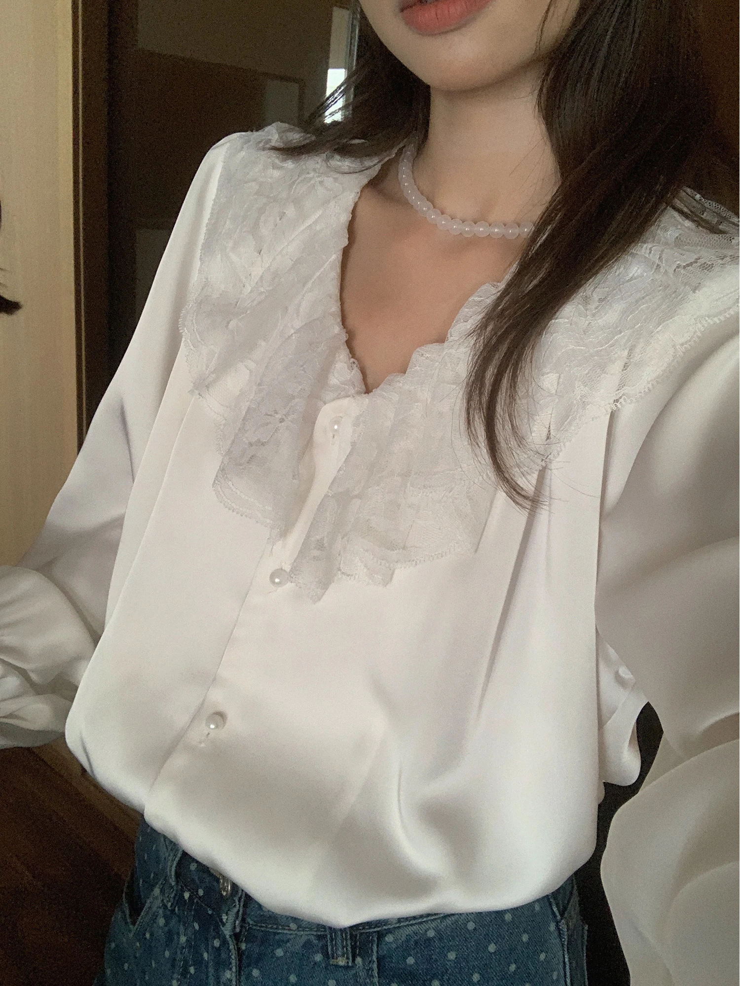 

Vanwenwen Girl's Loose V-neck Lace Shirt Women's Spring Sweet Princess Long Sleeve White Top French Style Bell Sleeve Lace