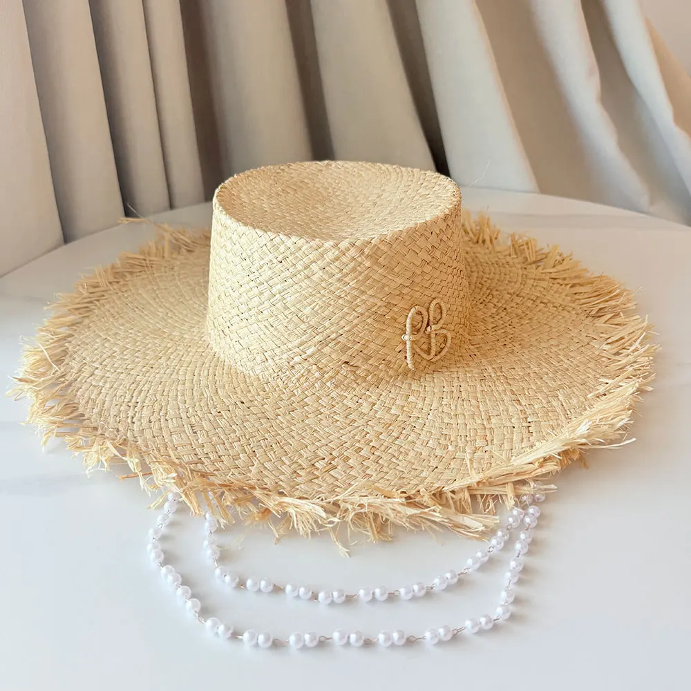 Klassischer Sommer-Raffia-Strohhut für Damen, Strand-Panama-Hut mit breiter Krempe, Urlaubs-Sonnenhut mit Kette und Perlen, handgefertigter Designer-Fascinator-Hut – Detail 5