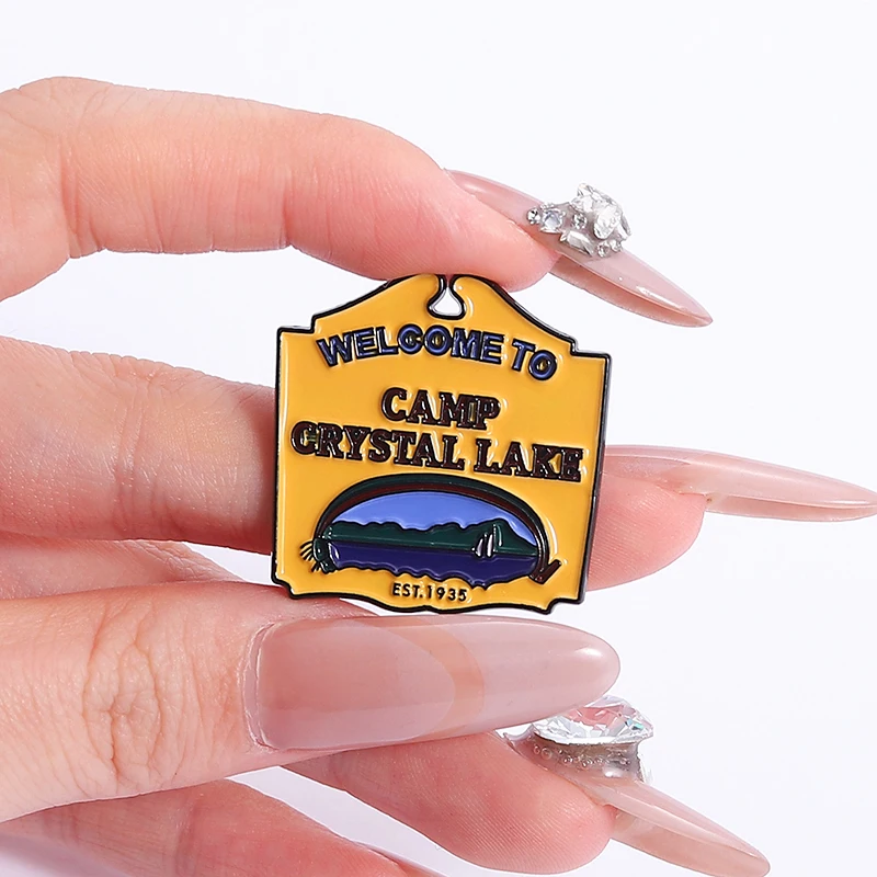 مرحبا بكم في كامب كريستال بحيرة المينا دبابيس فيلم الرعب المسلسل القاتل دبابيس التلبيب شارات الملابس والمجوهرات هدية لمحبي الأصدقاء