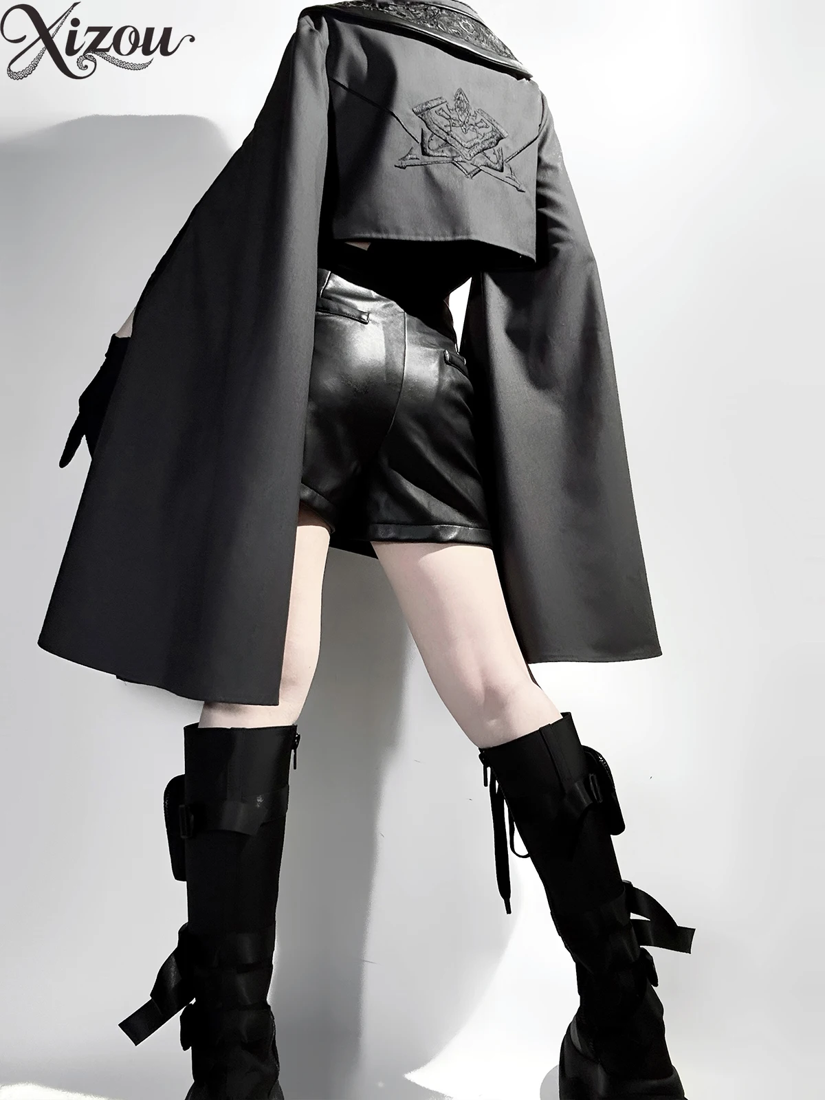 ชุดโกธิคโลลิต้า 3 ชิ้น ปี 2025 เสื้อคลุมสีดำ กางเกงหนังขาสั้น สไตล์พังก์ดาร์ก ชุดคอสเพลย์ปี 2025 แขนกระดิ่ง