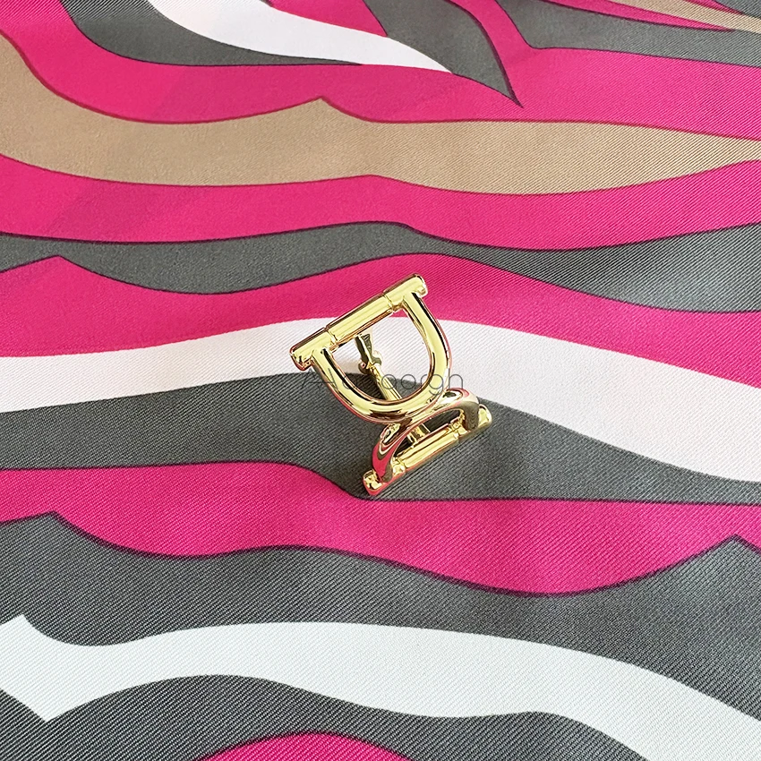 Luxury Designer Scarf Buckle Square Shawls Ring Scarfs Button Brooch Elegant Style Accessories