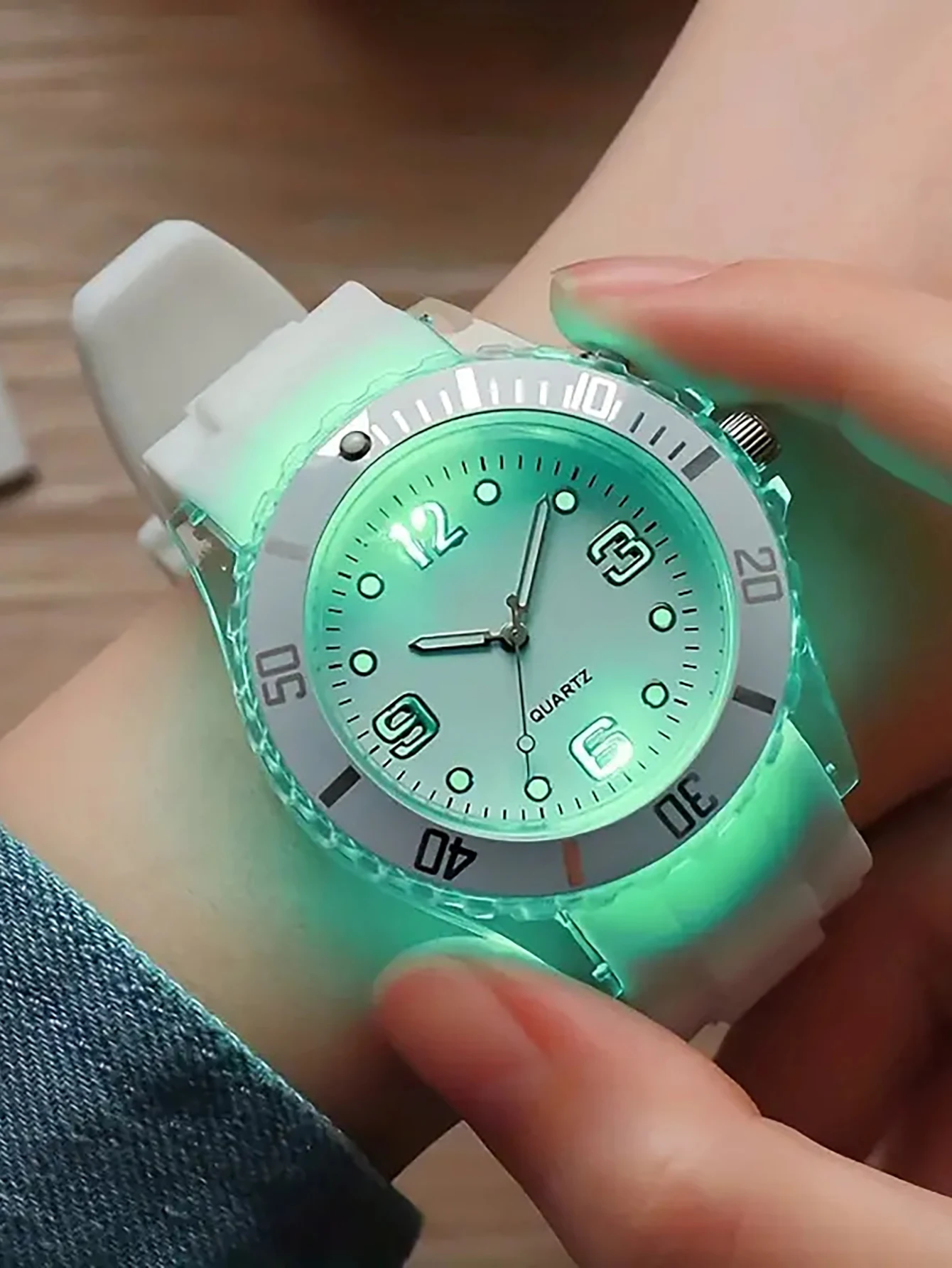 Children's Quartz Watch with Colorful Flashing Lights Silicone round Shell Birthday Party Versatile Gift Watch for Kids