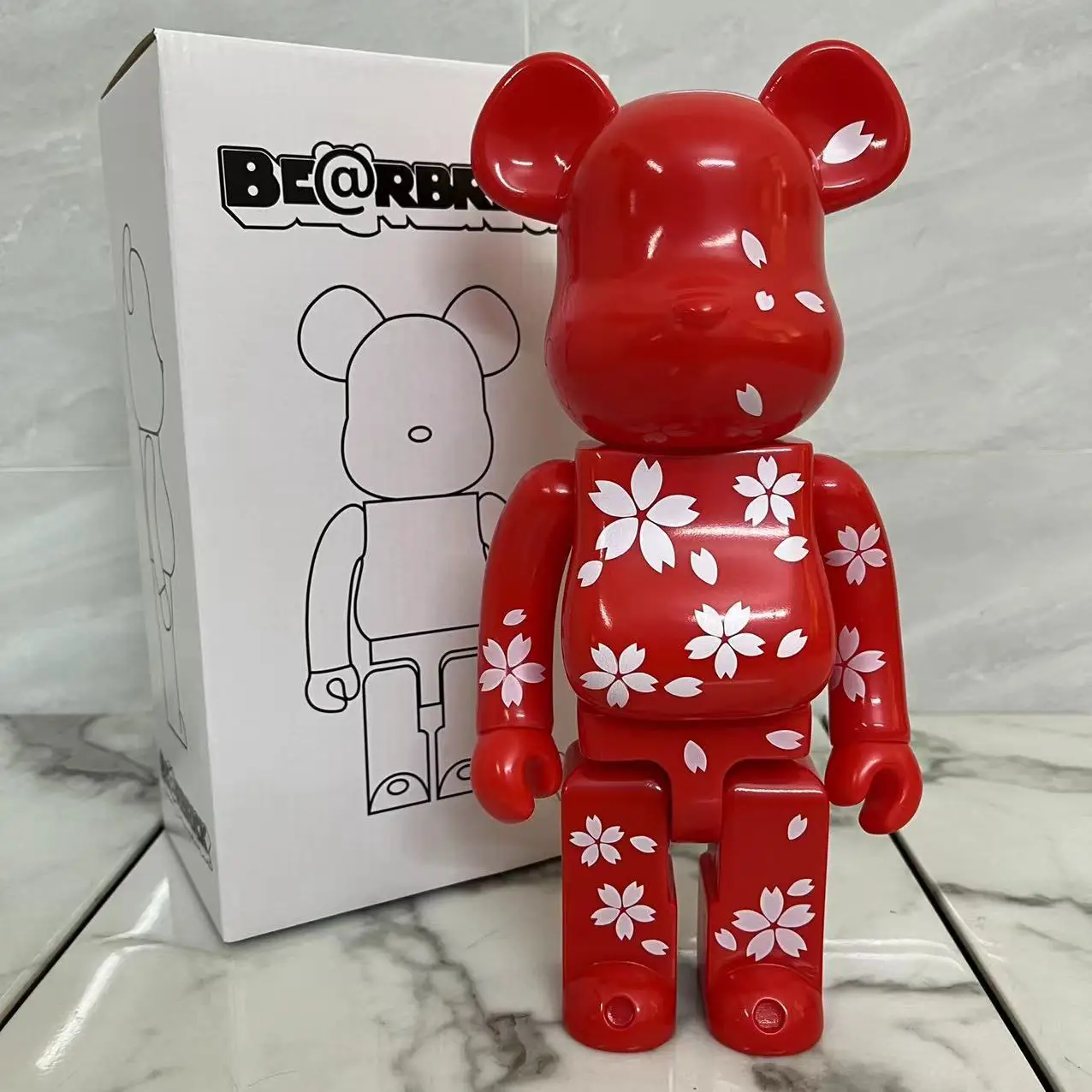 Bearbrick 400% ساكورا الأحمر PVC المواد البلاستيكية 28 سنتيمتر ارتفاع المفصل يمكن أن يتحول إلى الأحمر الكرتون تحصيل الحلي هدية الشكل