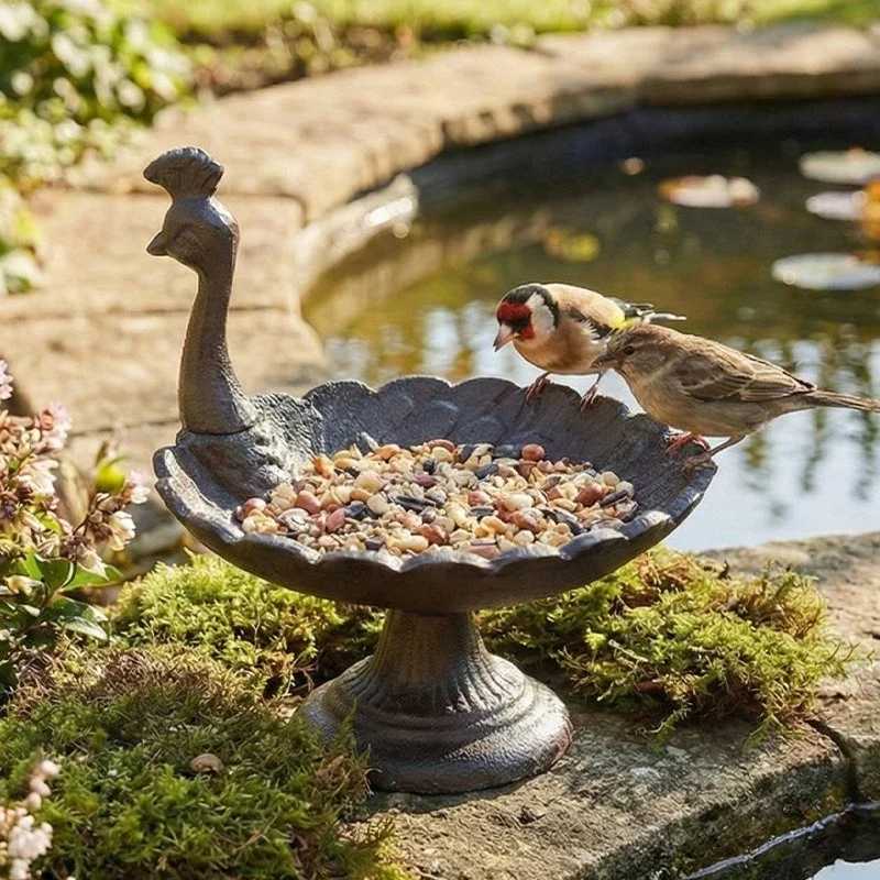 Nordic Minimalist Retro Cast Iron Craftsmanship Peacock Opening Screen Shaped Bird Feeder Ornament Bird Feeder Outdoor