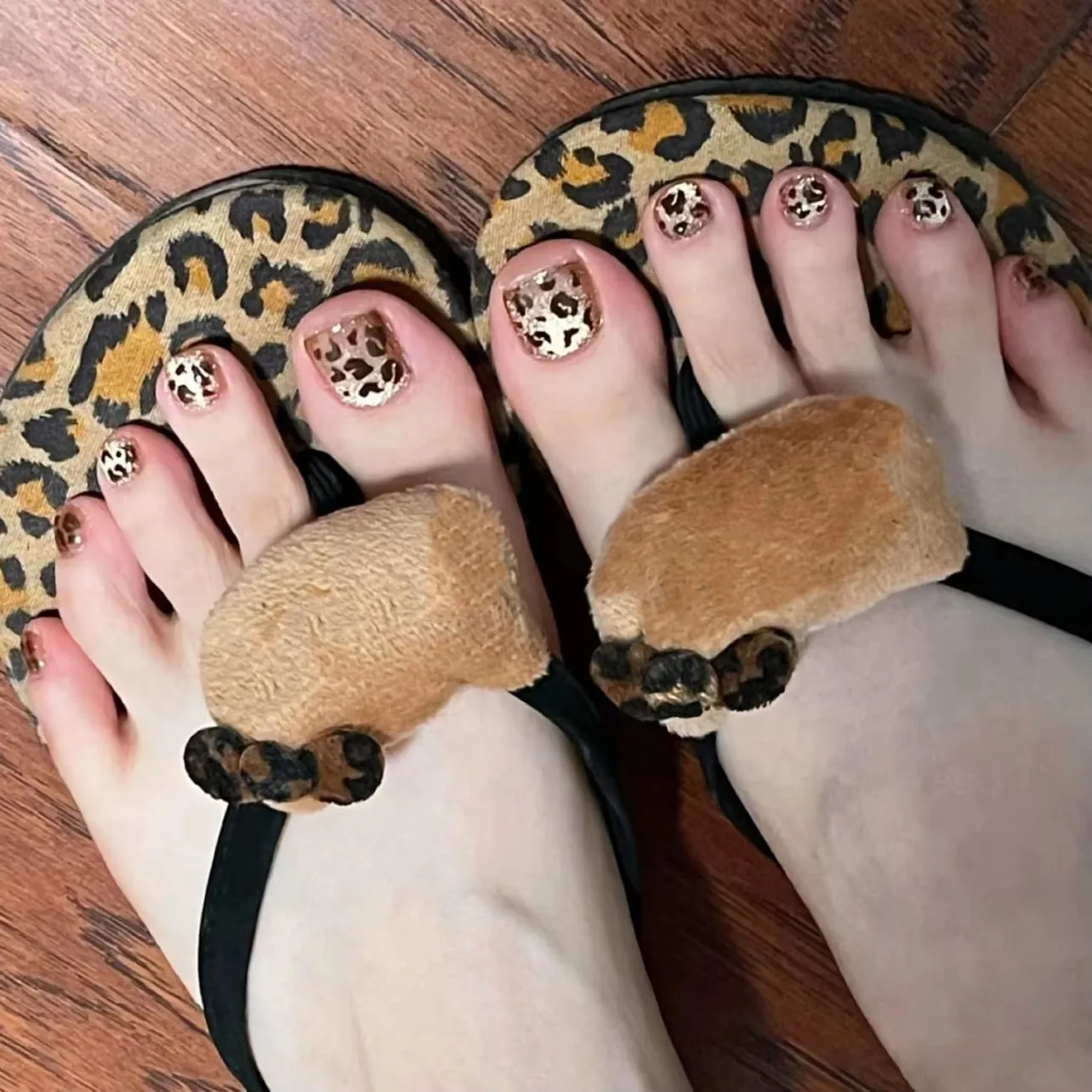 シンプルなグリッターキャットアイフェイクネイルアートシャイニーホワイトオーロラパールセントソリッドカラーレッドつけ爪つま先プレスオンネイル