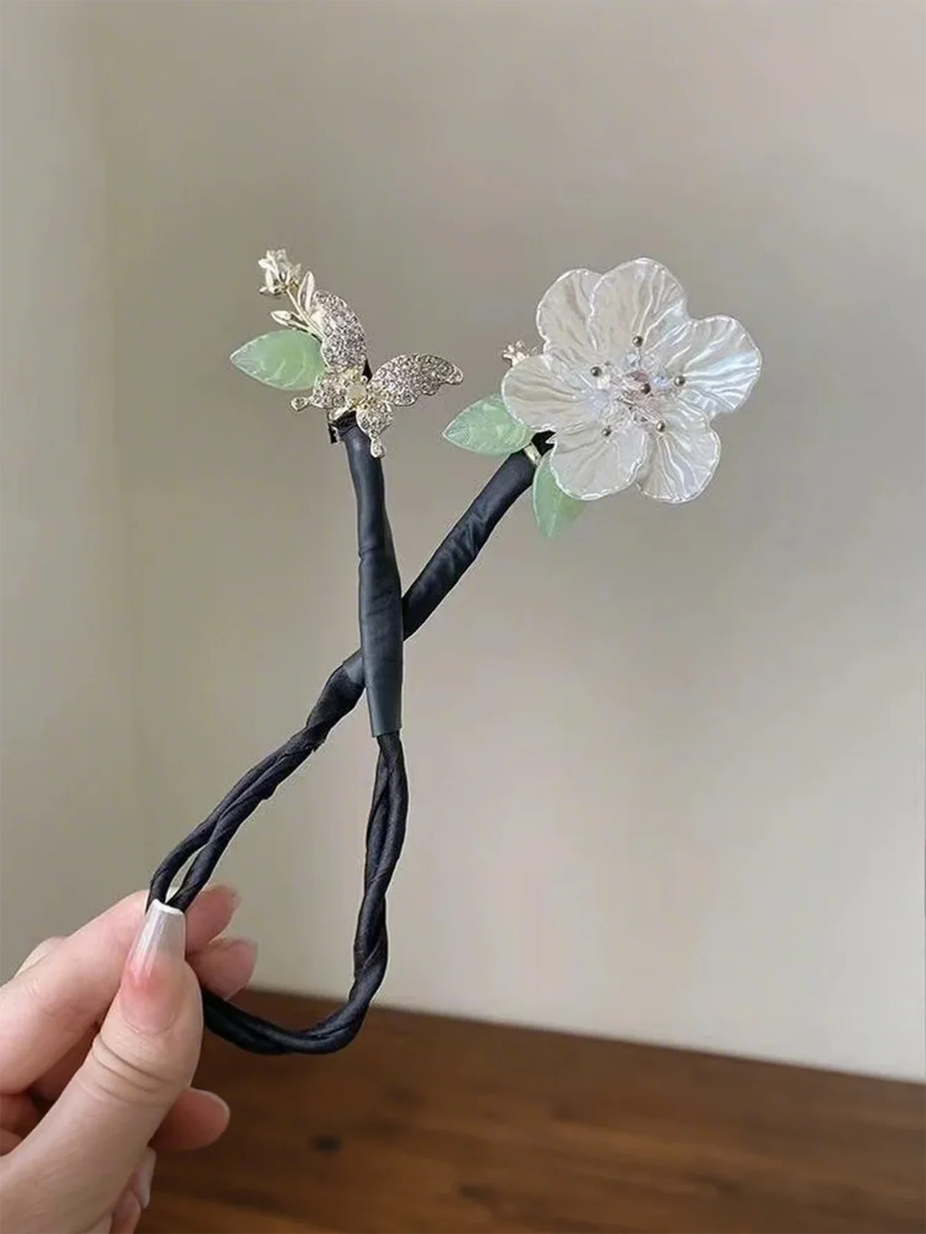 

1Pcs Fashion Retro Camellia Butterflies Hair Strands For Women Hair Accessories